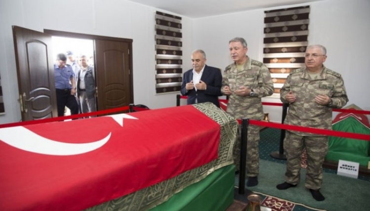 وزير الدفاع التركي يزور ضريح سليمان شاه في عين العرب