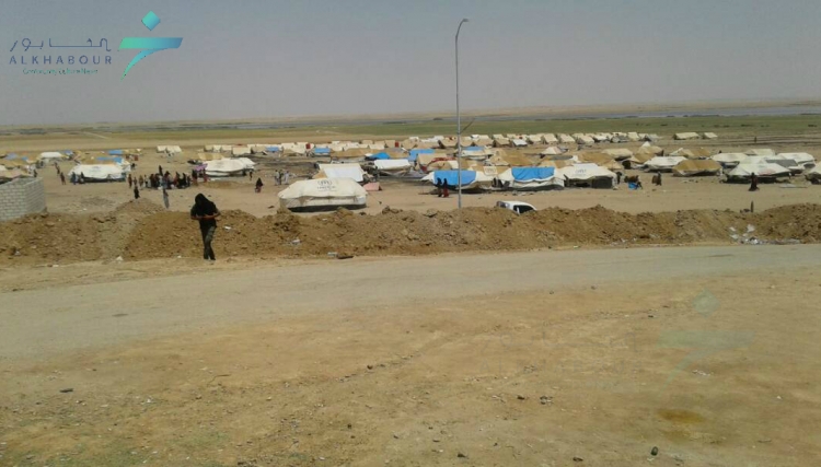 الفارون من الموت يتظاهرون للخروج من مخيم مبروكة 