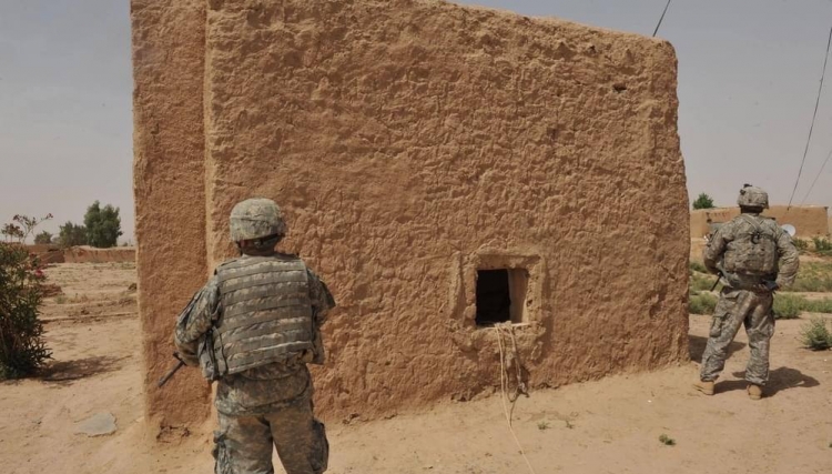 أصيب بها 4 جنود وكلب .. الجيش الأمريكي يعلن مقتـل قيادي بارز بالتنظـيم في سوريا