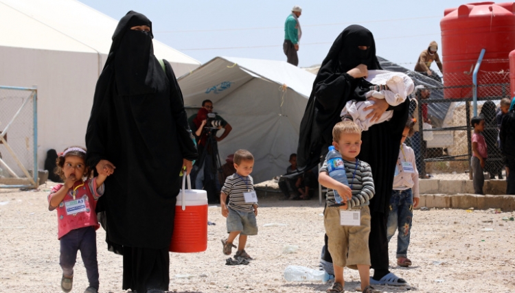 هولندا تستعيد 5 نساء وأطفالهن من مخيم 