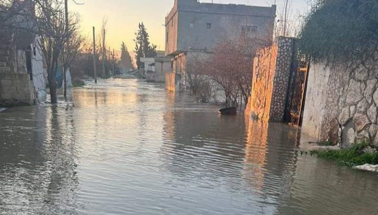 بسبب زلزال ..مياه العاصي تغمر أراضي إحدى قرى ريف إدلب