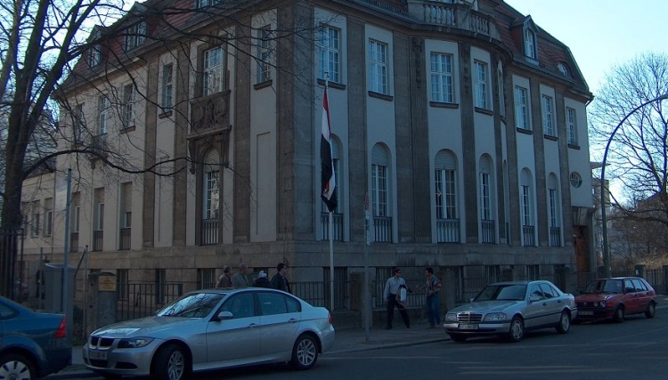 ناشطون سوريون يطلقون حملة لوقف التعامل مع سفارة النظام ببرلين 